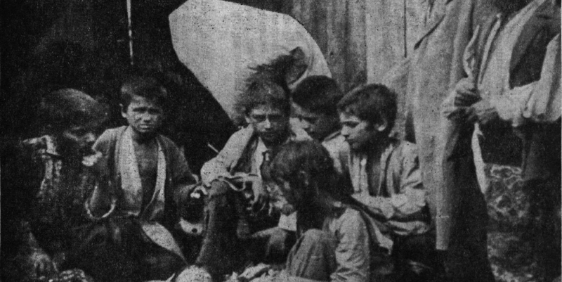 800px-Children_at_a_camp_for_gypsies_in_Belzec,_1940.png