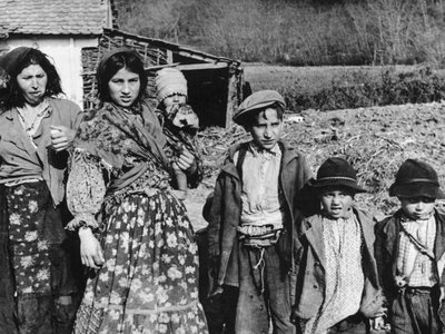 bundesarchiv_bild_183-2004-0203-502_bei_agram_kroatische_sinti_und_roma-frauen_und_kinder.jpg